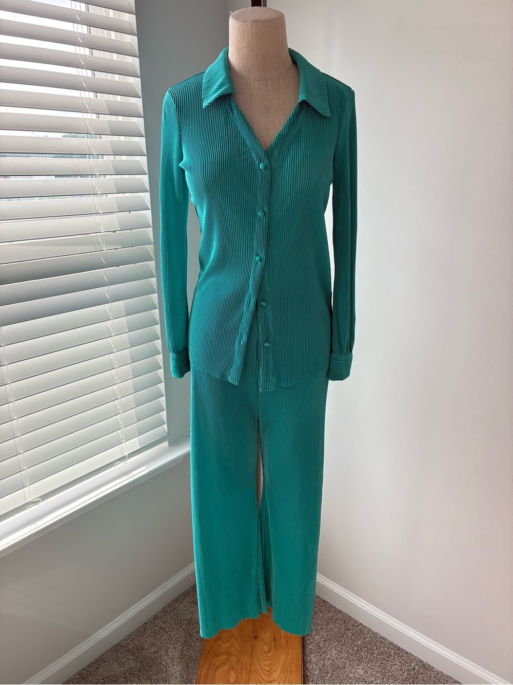 NWT RO&DE Women's Turquoise Ribbed V-Neck Long Matching Set